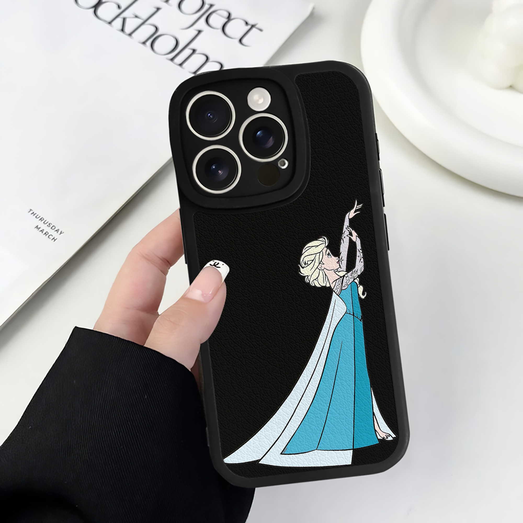 （画像用） アナと雪の女王 アンナ エルサ Frozen Anna Elsa 【iPhone 16シリーズ対応】シリコンスマホケース（レザー調） 材質：シリコン